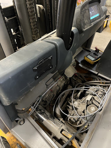 Instalacao do sistema EmpGest no cockpit. Solucao avancada para gestao de empilhadores e monitorizacao logistica.