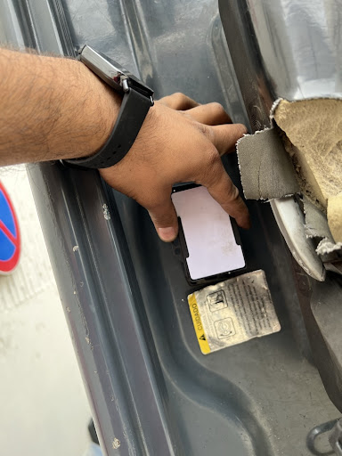 Leitor de controlo de acessos RFID instalado num empilhador industrial. Sistema de seguranca para operacao de empilhadores sem acentos.